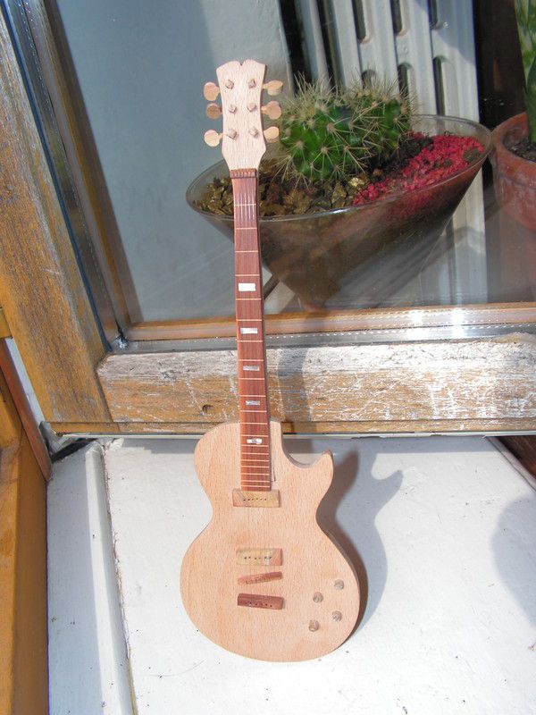 Guitare électrique porte-clés, porte-clés de bois scie à